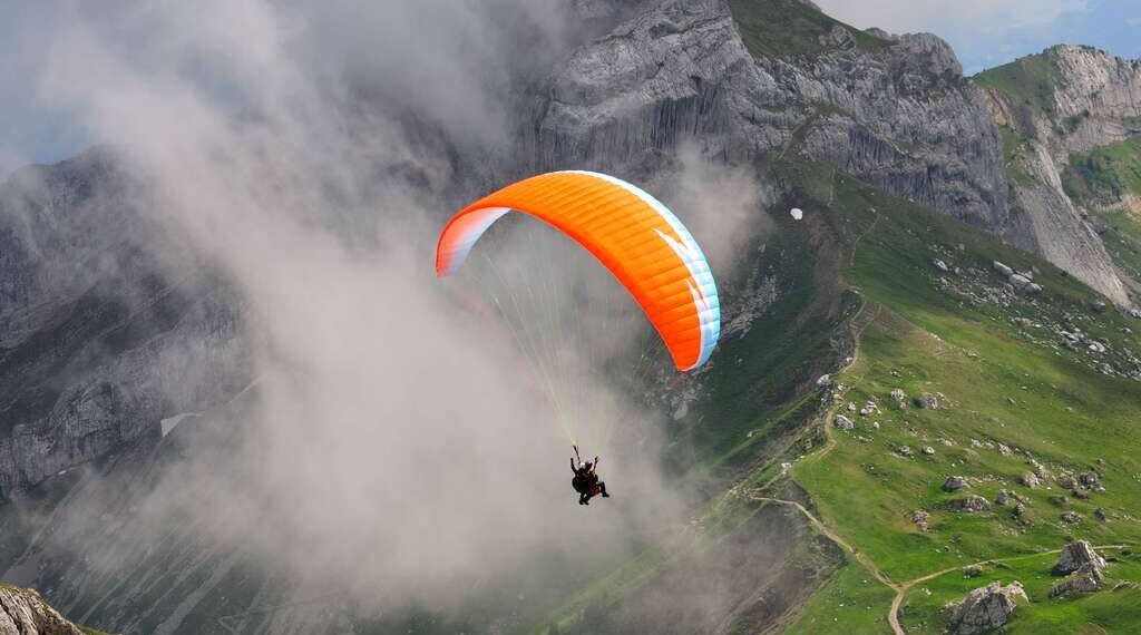Paragliding in manali (1)
